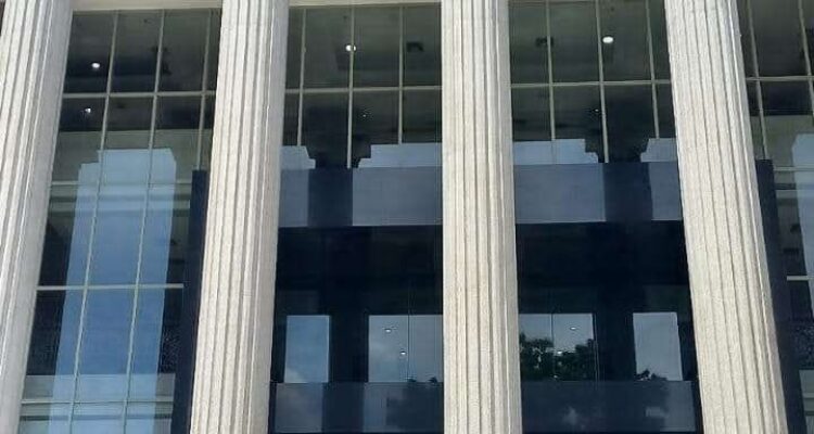 Tim Hukum pasangan SUKA saat di depan gedung MK. (ist)