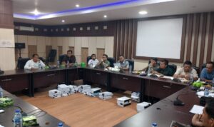 Suasana rapat Komisi III DPRD Merangin dengan perwakilan PT SGN, DLH dan masyarakat Bungo Antoi. (DETAIL/Daryanto)
