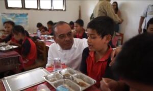Ketua Gerindra Taput, Erikson Sianipar menggelar program MBG di sejumlah SD Negeri di 5 kecamatan di Taput belum lama ini. (ist)