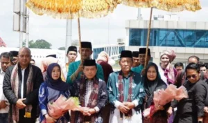 DISAMBUT MERIAH - Al Haris dan Abdullah Sani disambut meriah usai retret akmil di Magelang.