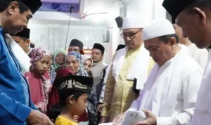 SAFARI RAMADAN - Pemerintah Provinsi Jambi yang dipimpin langsung Gubernur Al Haris melakukan safari Ramadhan masjid Raya Al-Istiqomah, Pasar Bangko, Selasa (4/3/2025) malam.