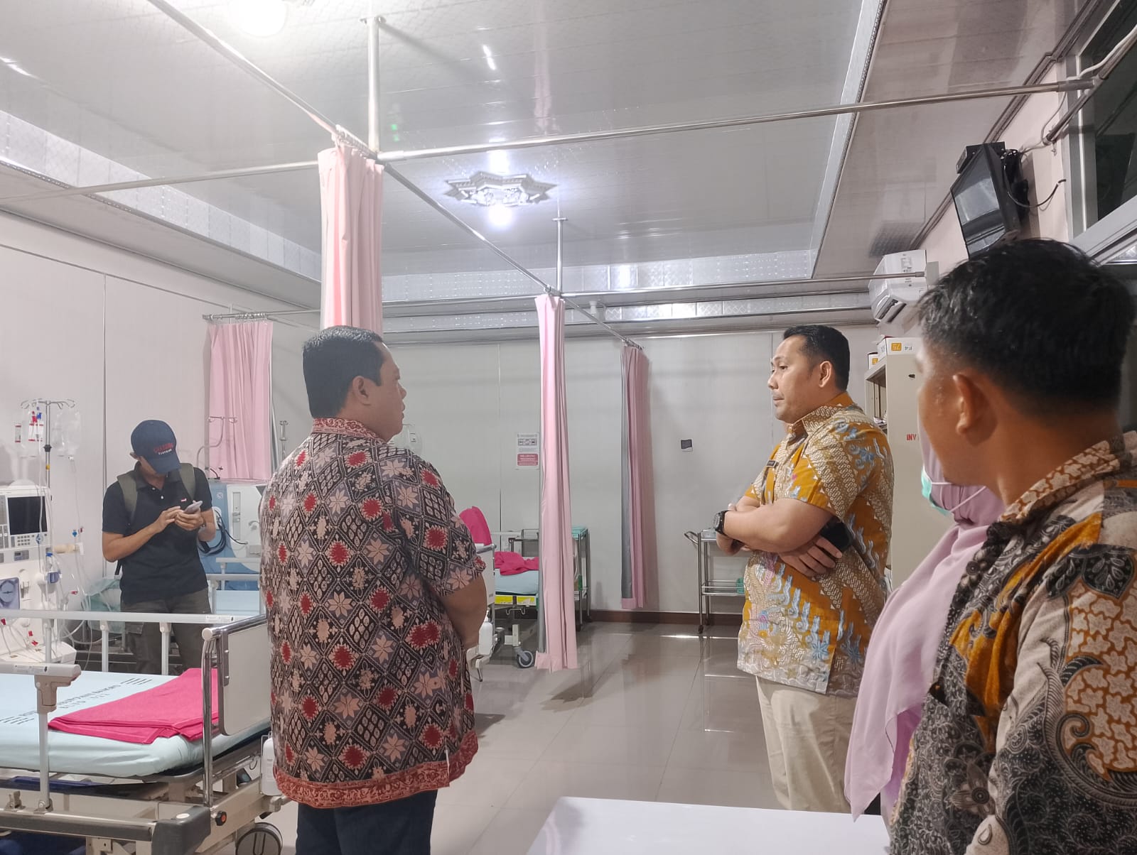 Bupati Merangin saat meninjau ruang perawatan pasien cuci darah di RSD Bangko beberapa waktu lalu.(DETAIL/Daryanto)