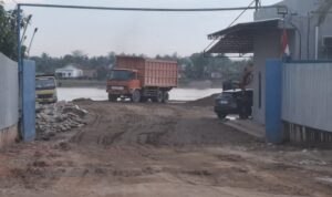 aktivitas stokpile pasir di RT 03 Desa Penyengat Olak Kec Jambi luar kota