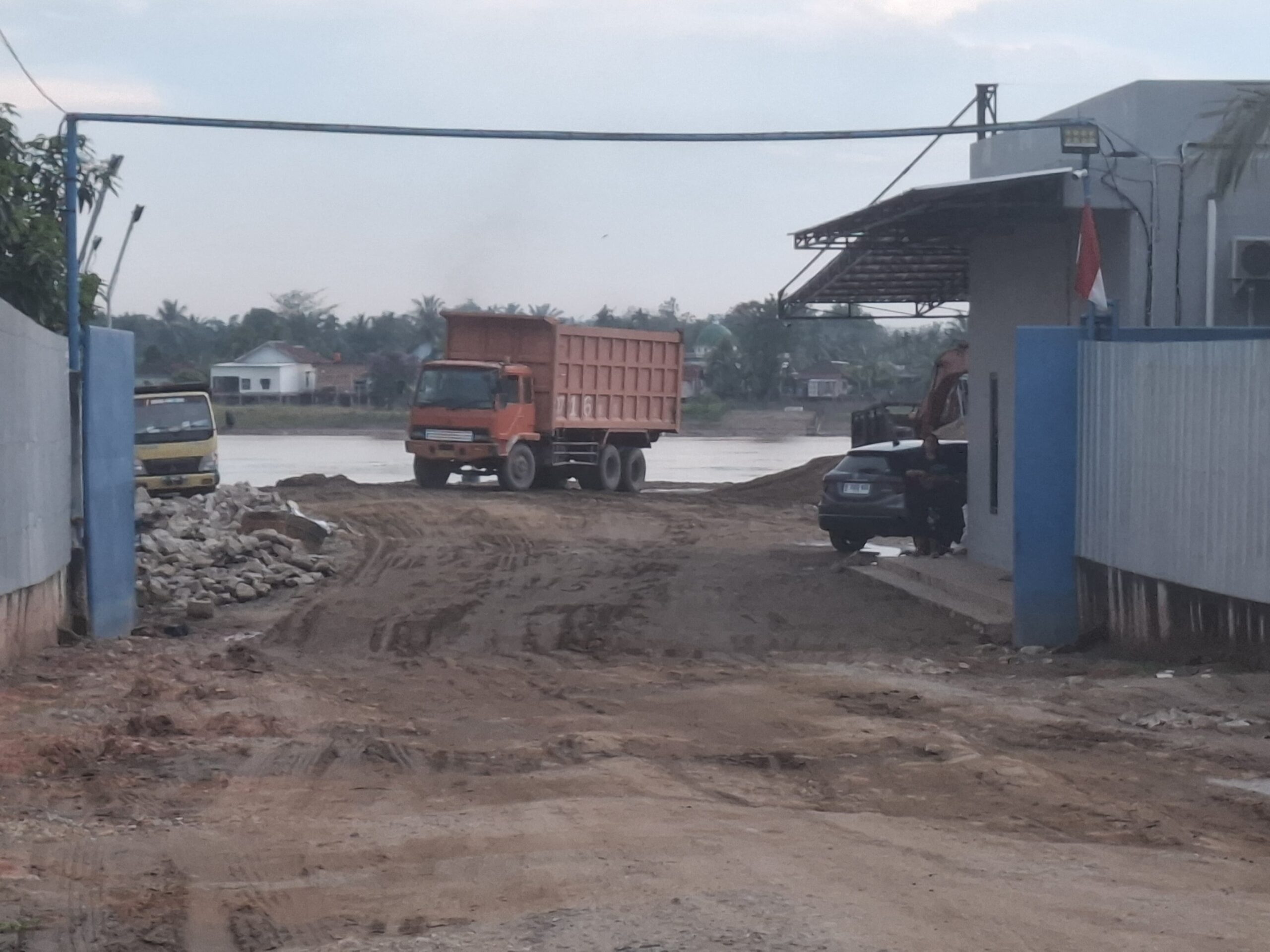 aktivitas stokpile pasir di RT 03 Desa Penyengat Olak Kec Jambi luar kota