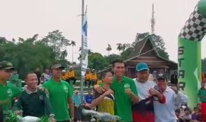 Bupati Batanghari memberikan hadiah ke peserta Fun Run 2025